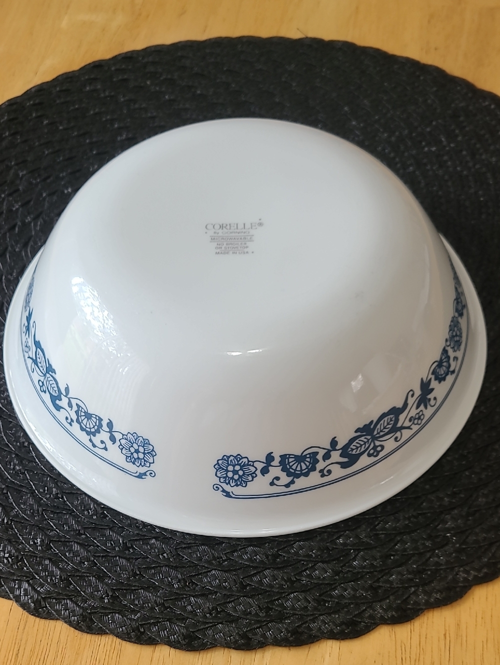 Vintage Corelle White/Old Town Blue pattern Serving 1-Qt Bowl Approx. 8.5 in.